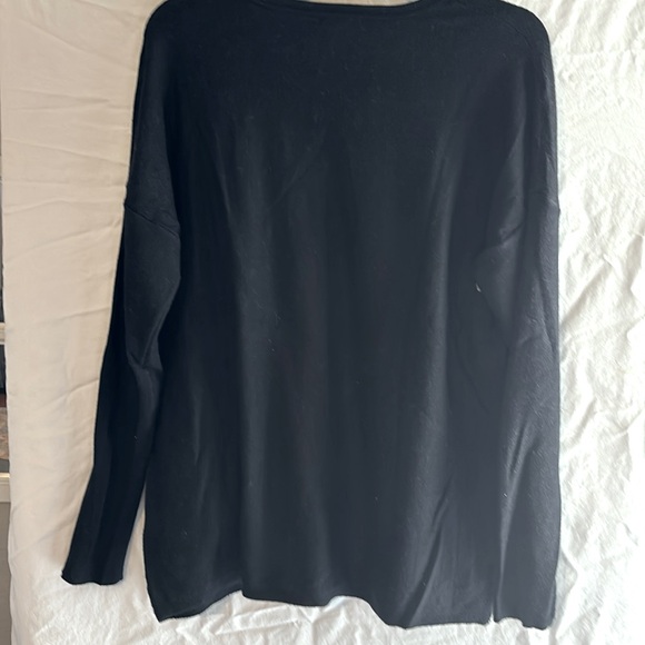 GUC black sweater with front pockets slightly oversized - Picture 5 of 6